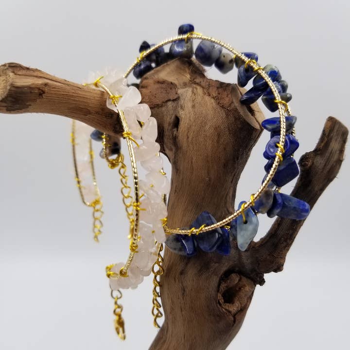Bracelet manchette en or avec pierres précieuses en lapis-lazuli pour la vente par CHAKRA JEWELRY
