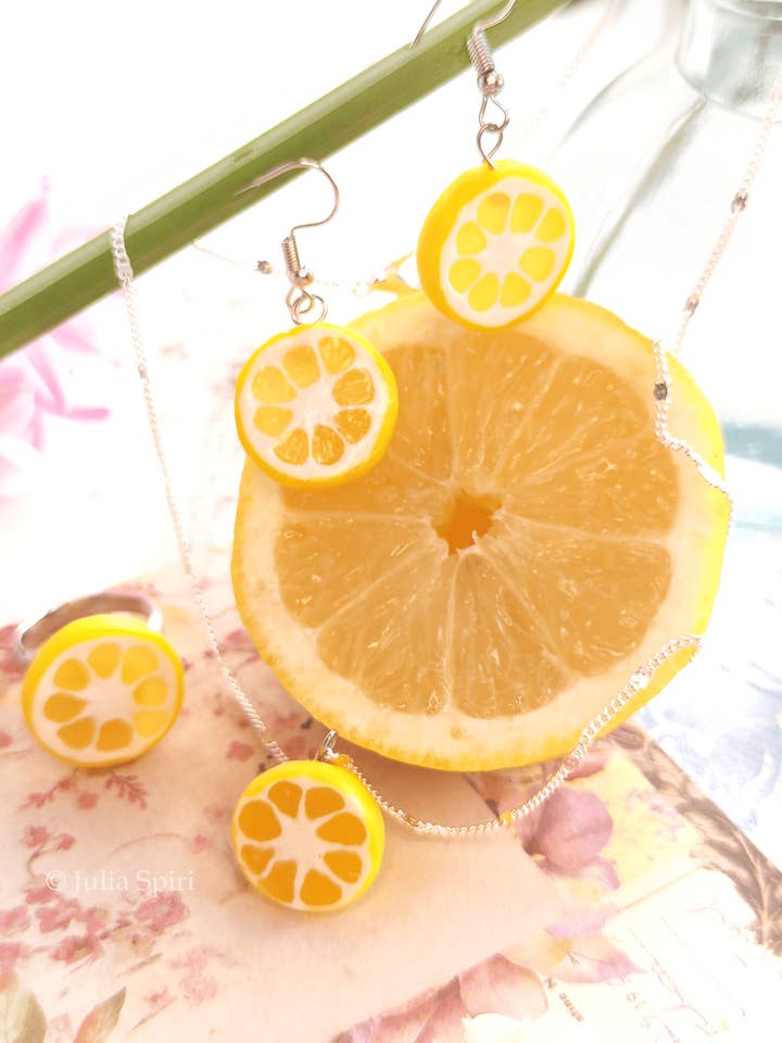 Håndlavede øreringe, halskæde og ring af polymerler. Citron for engroshandel hos Julia Spiri