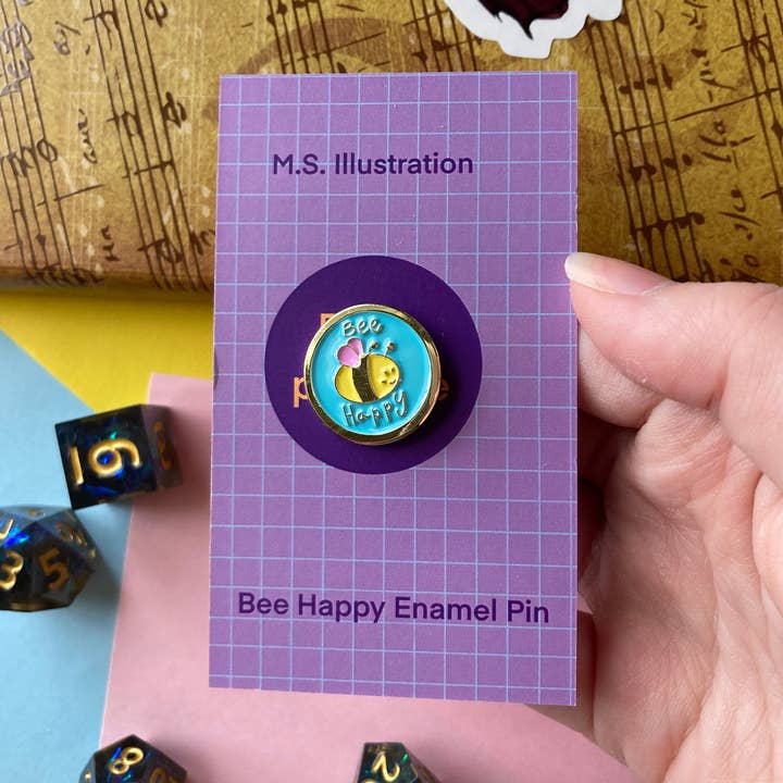 Bee Happy épingle abeille 0,75 pouces, épingle en émail doux Honey Bee, jeu de mots abeille, noyau de chalet, animal de jardin, broche en métal, amoureux de la nature, sac ITA, épingle à jeu de mots pour la vente par M.S. Illustration