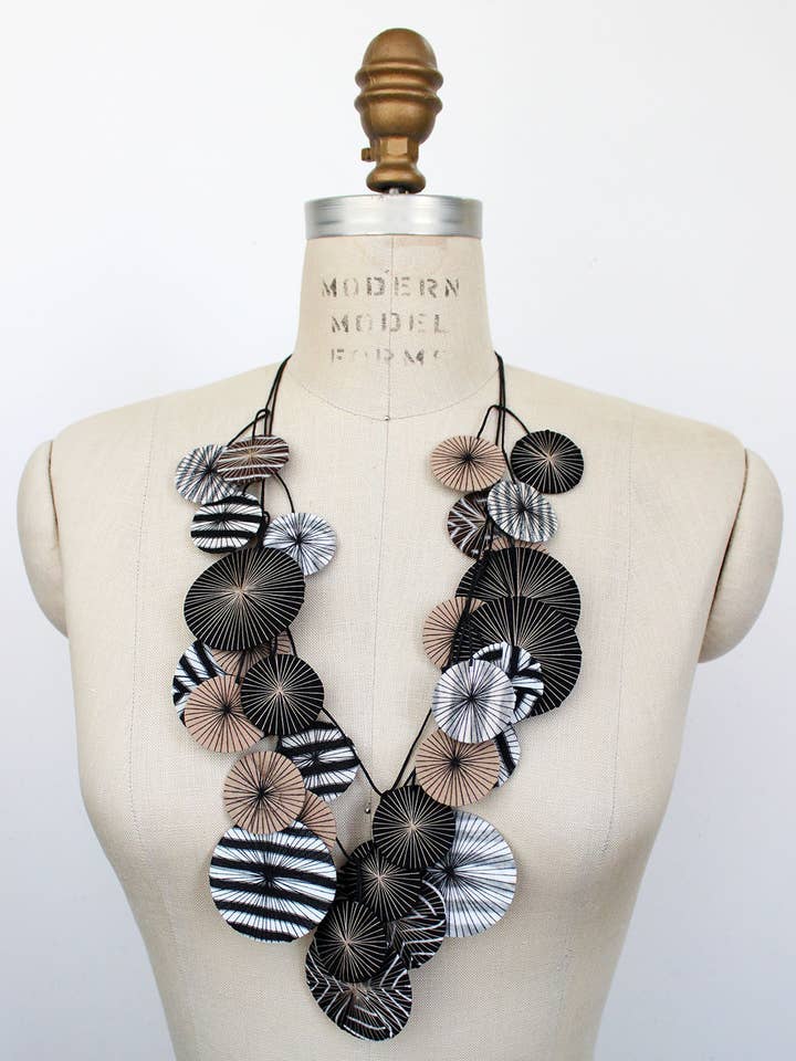 Collier en textile recyclé hypnotique fait main #45 pour la vente par Beyond Threads
