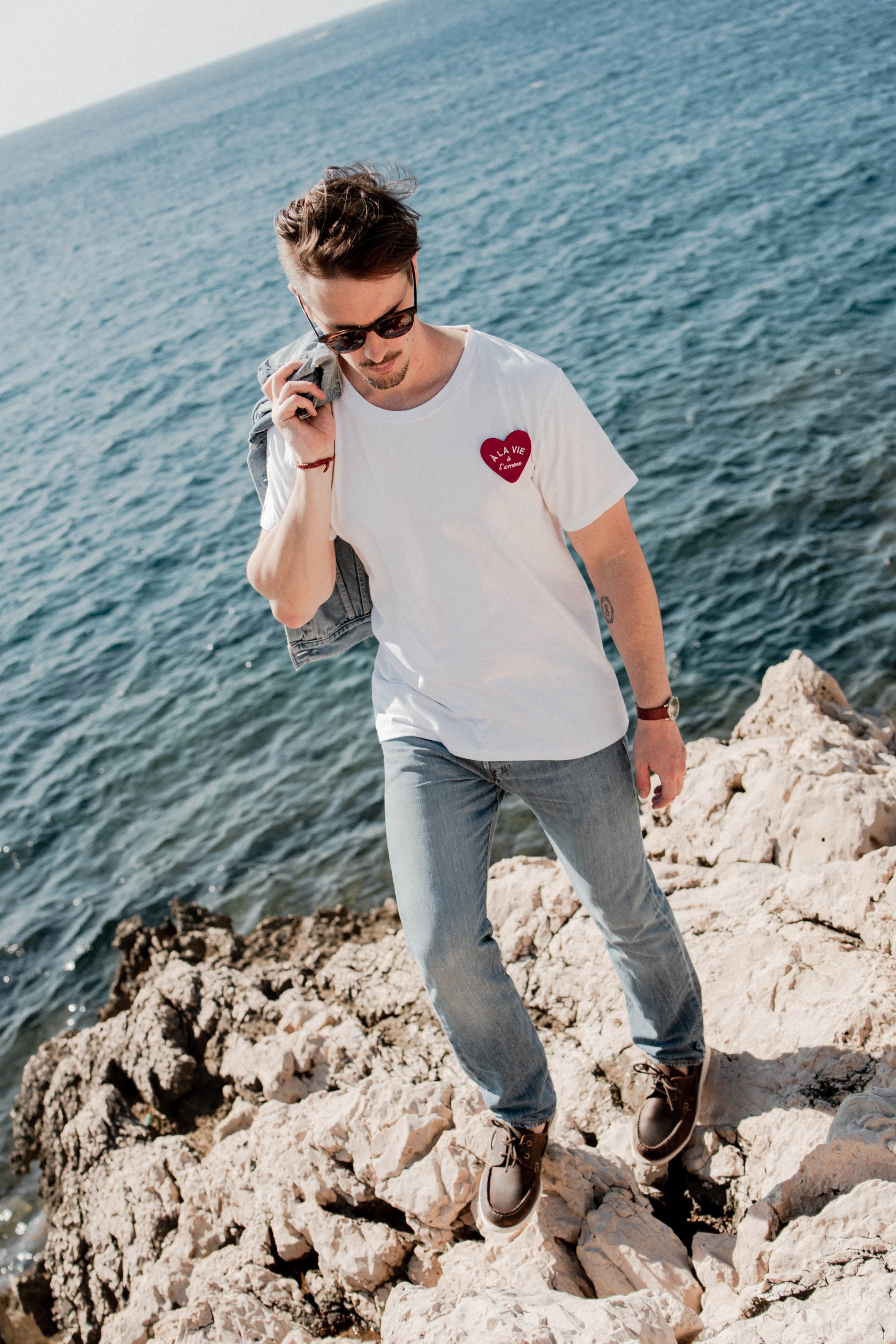 Un baiser français s'il vous plaît - Wholesale T-Shirt - Unisex - Embroidered heart patch T-shirt10