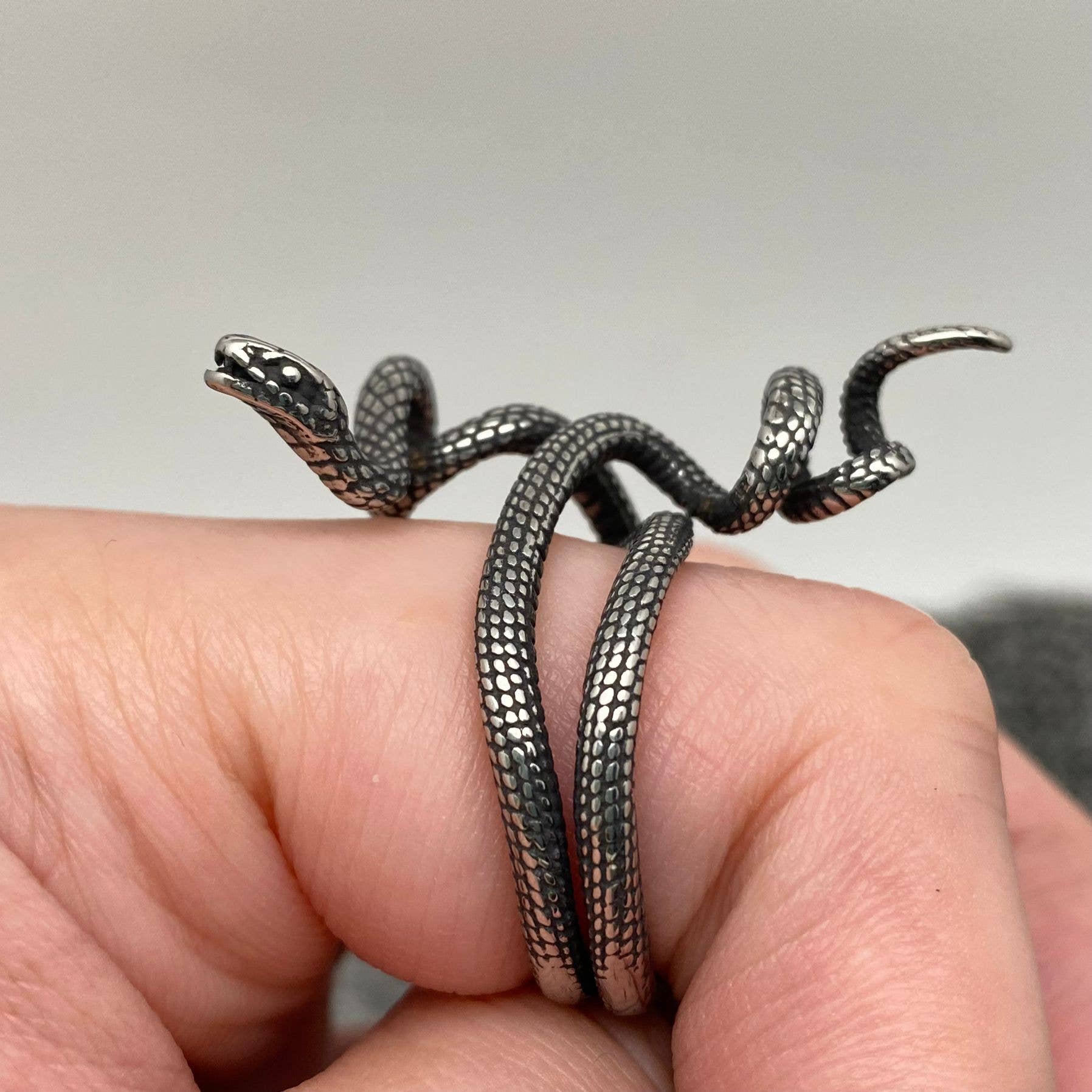 Mio Queena - Wholesale Cocktail/Statement Ring - Exquisite Stainless Steel Crafts Snake Unisex Ring - MR1