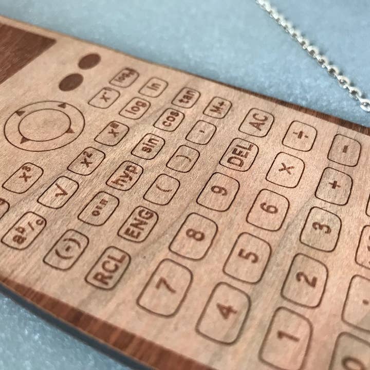 Cepheid Studio - Vendita all'ingrosso Collana con ciondolo/pendaglio - Collana con calcolatrice scientifica1