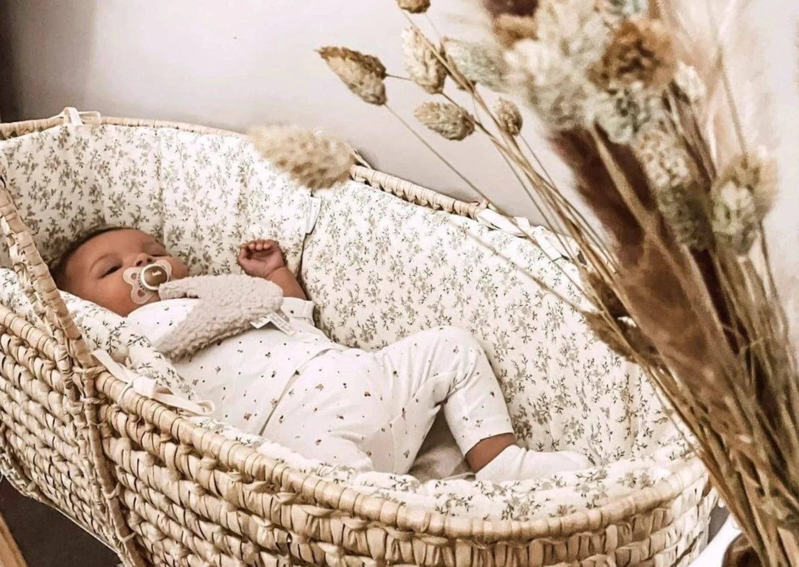 Les p'tites Merveilles de Bérénice - Wholesale Bassinet - Baby - “Louison” bassinet in ecru organic cotton double gauze with beige flowers1