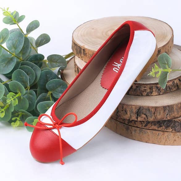 Hvid ballerina med rød trim, kant og tå for engroshandel hos Deisidro