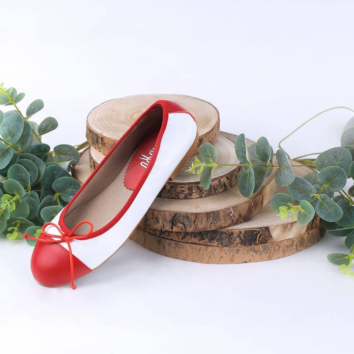 Witte ballerina met rode rand, rand en teen voor wholesale door Deisidro