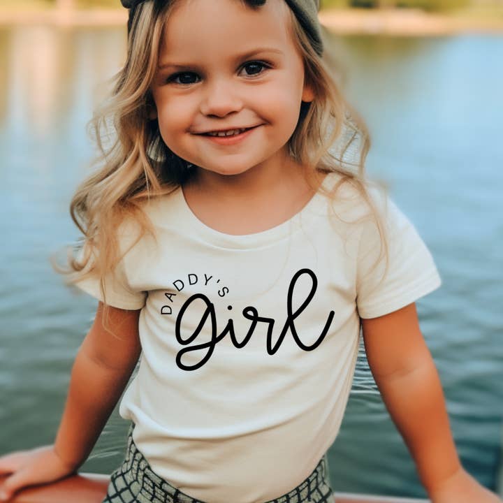 Daddy's Girl Grafisk T-shirt för wholesale av The Countryside Cottage