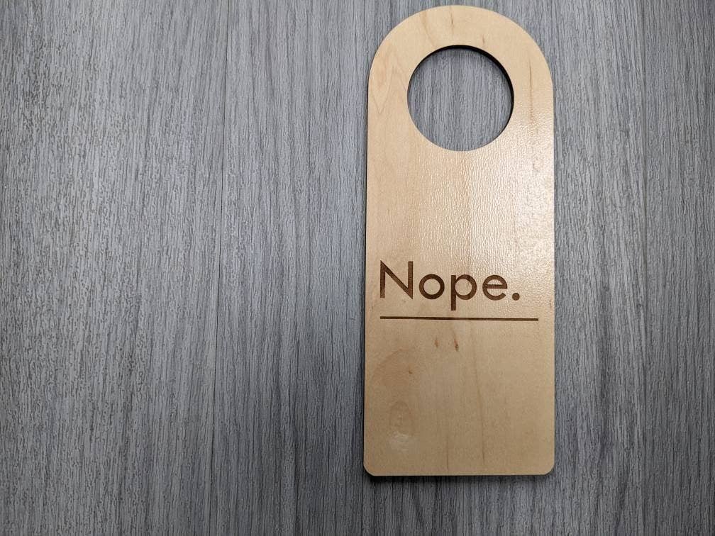 Chikai Shop - Vente Affichette de porte - Panneau de porte en bois « Do Not Disturb Yep Nope » avec 2 côtés9