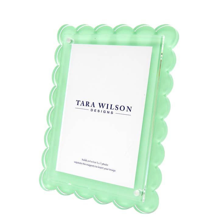 Cadre festonné vert pastel pour la vente par Tara Wilson Designs