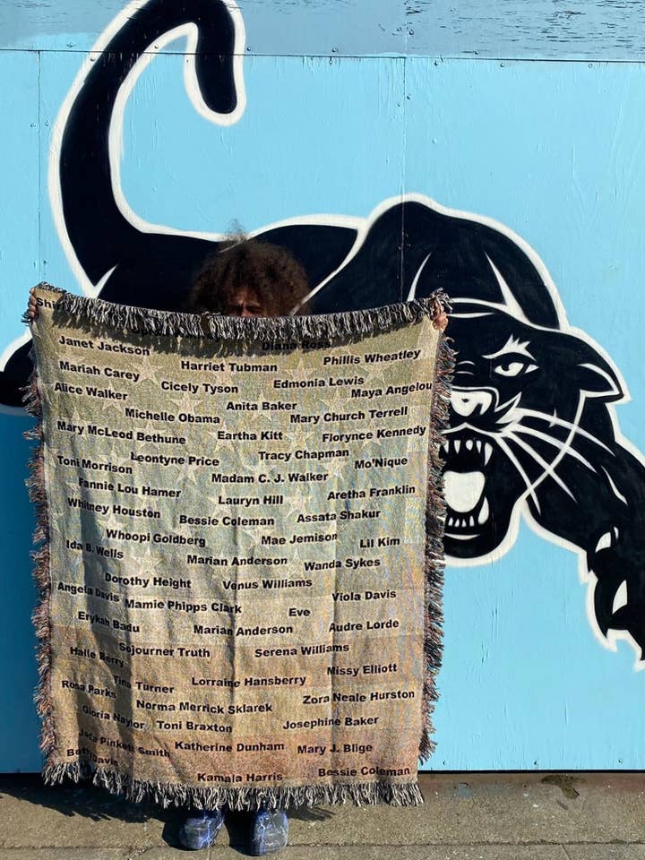 Berømt sort amerikansk kvindekunsttæppe - fremstillet i USA for engroshandel hos Made By Rheal