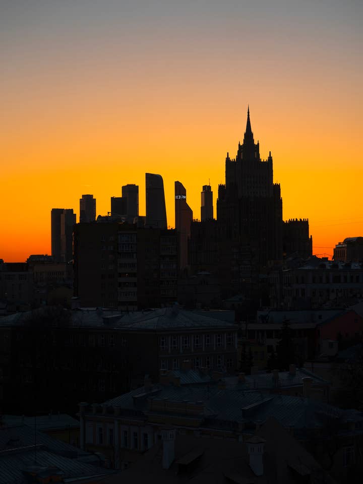 Moskva affisch - Röda porten Building med Moskva stad för wholesale av Posters & Puzzles