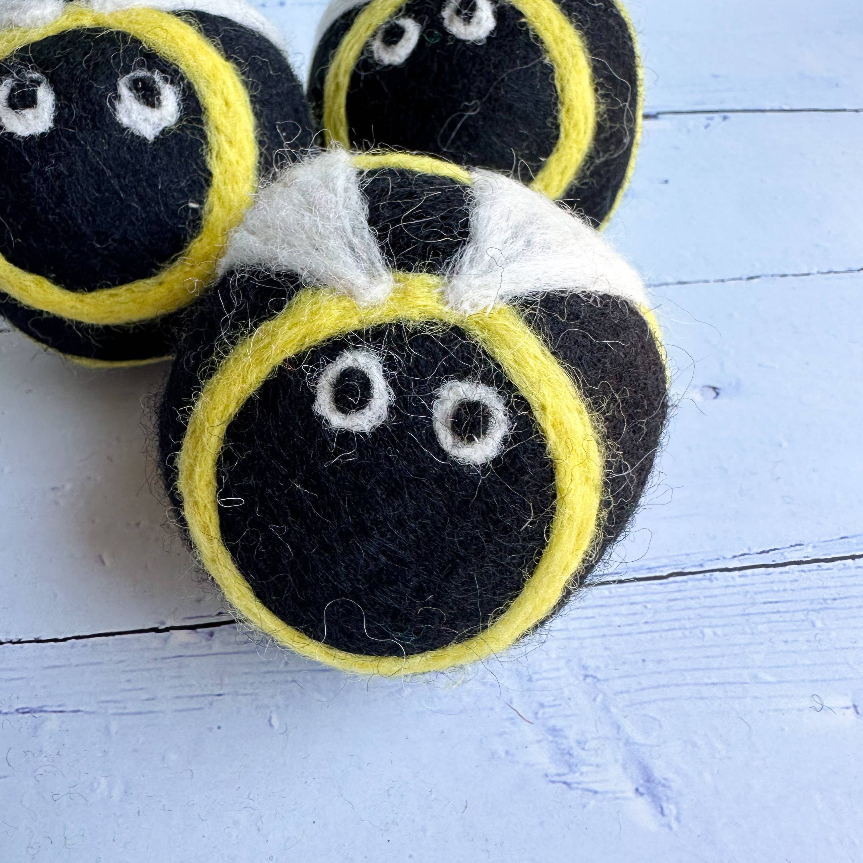 Sewing Seeds Play – Großhandel Trocknerbälle – Bienen-Design Filztrocknerball - Einzeln verkauft1