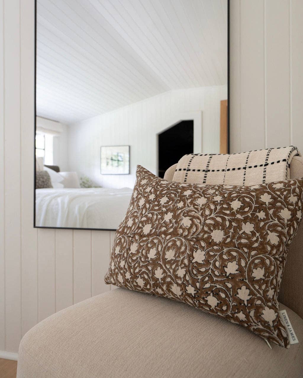 Linen & James – Großhandel Zierkissenbezug – Murphy | Handblock-Kissenbezug mit tiefbraunem Blumenmuster9