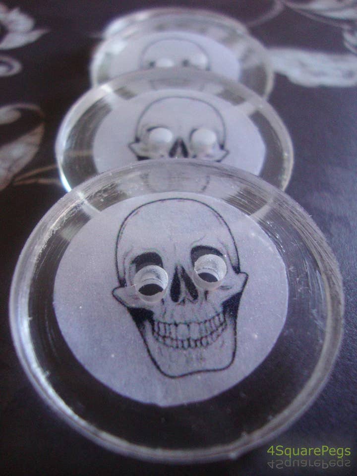 Boutons en résine faits main en forme de crâne pour couture et artisanat pour la vente par ButtonTHIS