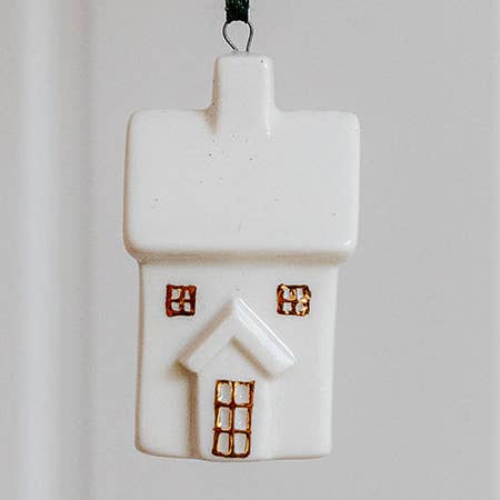 Décoration de Noël en céramique en forme de maison et d'arbre pour la vente par We Love Seasons Ltd