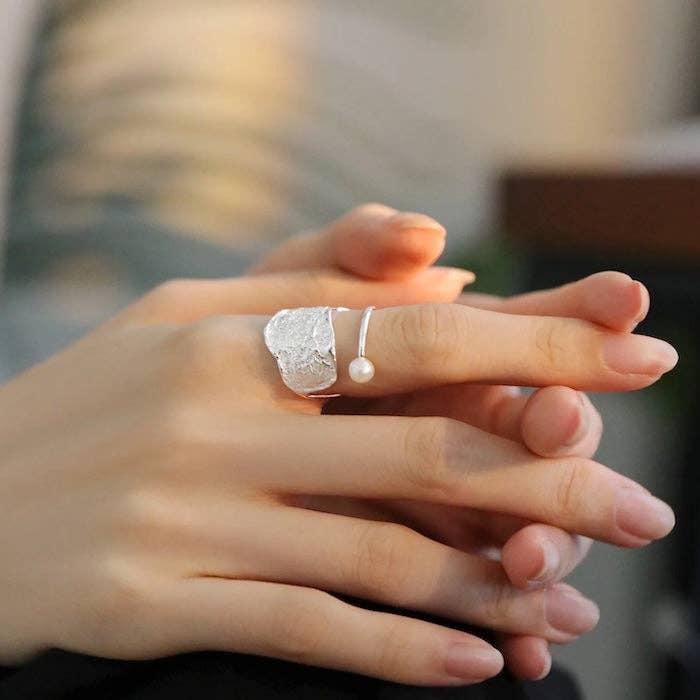 LanLivia - Vente Anneau/bague à empiler - Bague réglable en argent sterling avec texture et perle3