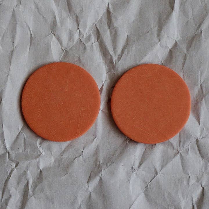 Navel oranje Circle Studs voor wholesale door Shape + Form