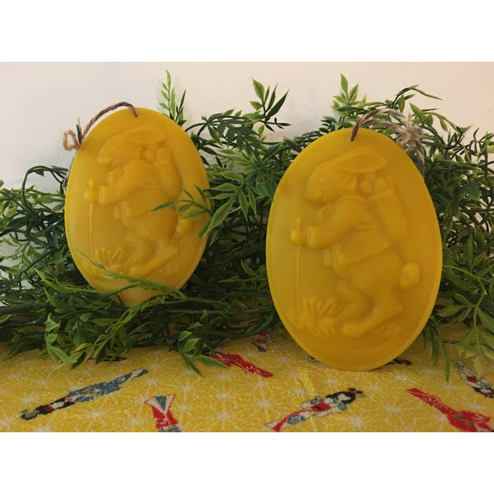 Bijenwaskonijn met eiermand in ovaal voor wholesale door Low Country Beeswax