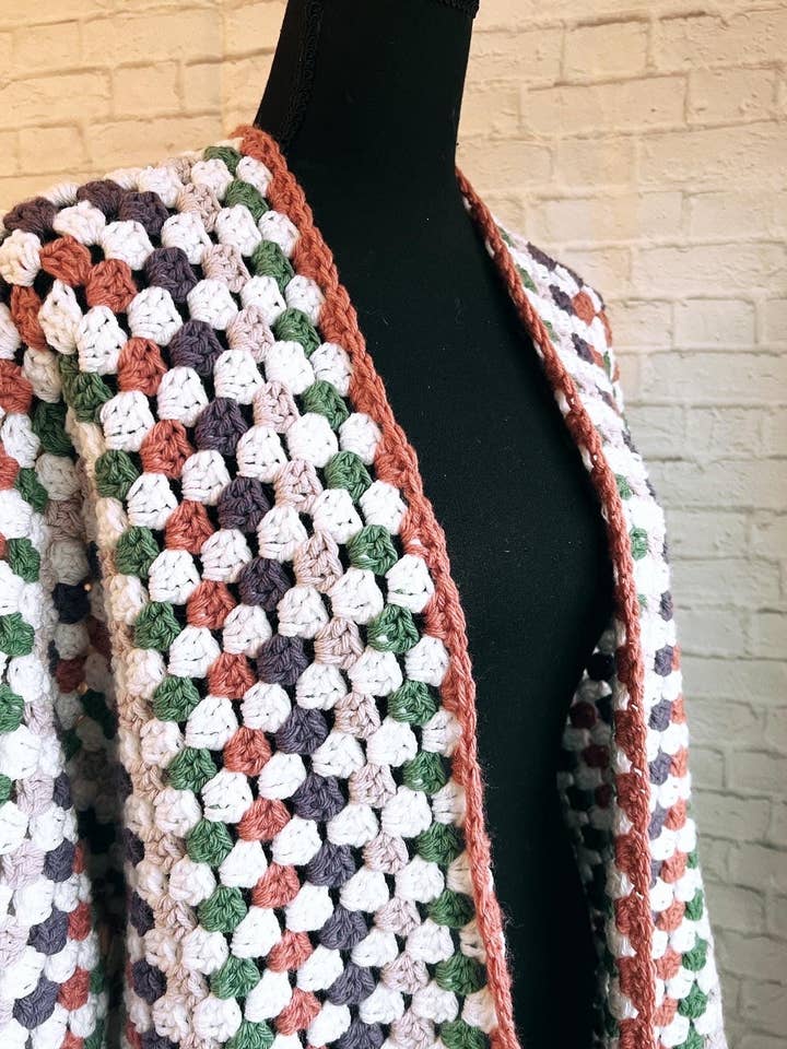 Willow And The Wolf Co - Venta al por mayor Cárdigan - Mujer - Cárdigan Sugarplum Hexi. Jersey Granny Square. Multicolor H