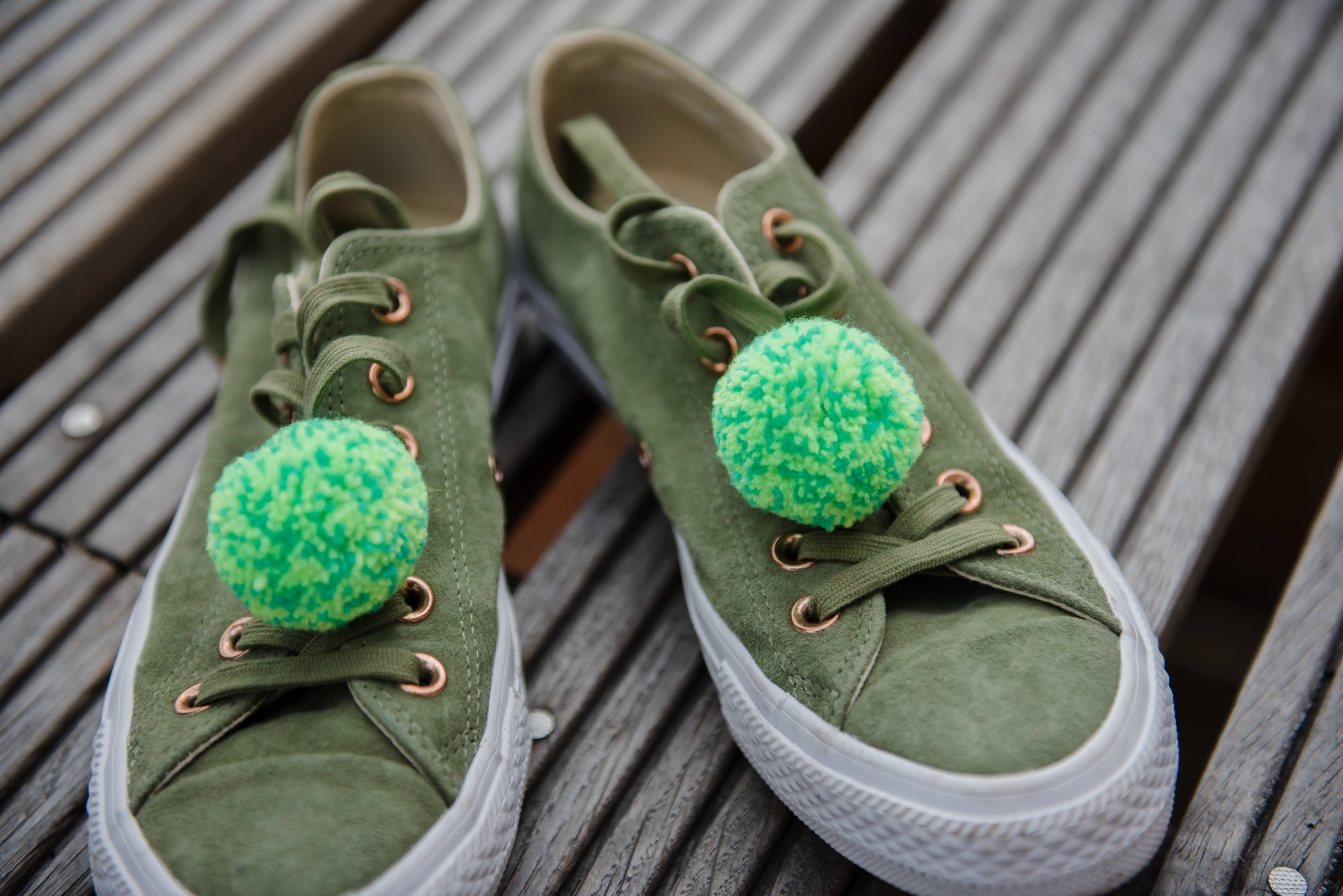 PomPom Galore - Venta al por mayor Accesorio de calzado - Unisex - Pinzas para zapatos con pompones verdes, grandes moteadas3