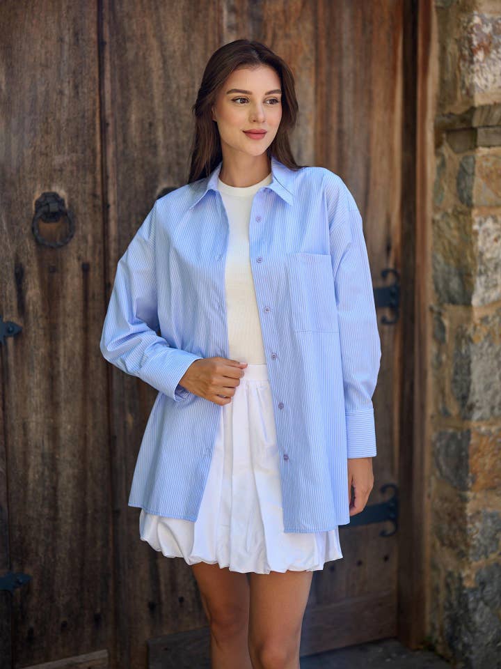 Übergroßes blaues Boyfriend-Hemd aus Popeline mit Streifenmuster für den Großhandel von JUSTE