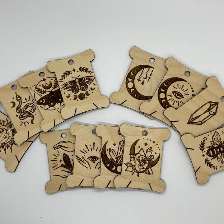 Organizadores de Fios em Madeira Gravados com Motivos Celestiais, Conjunto de 12 por atacado de Velvet Guillotine