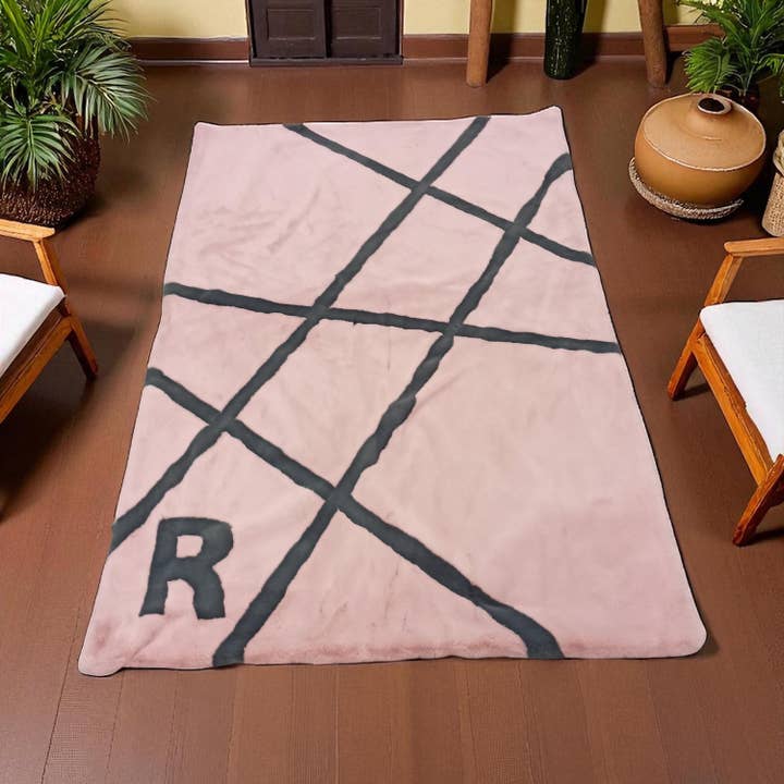 Benutzerdefinierter rosa Plüschteppich, personalisierter Buchstabenteppich, weicher flauschiger Namens-Teppich, niedliche benutzerdefinierte Initialen Kinderzimmer Dekor. für den Großhandel von Karelias And Sons