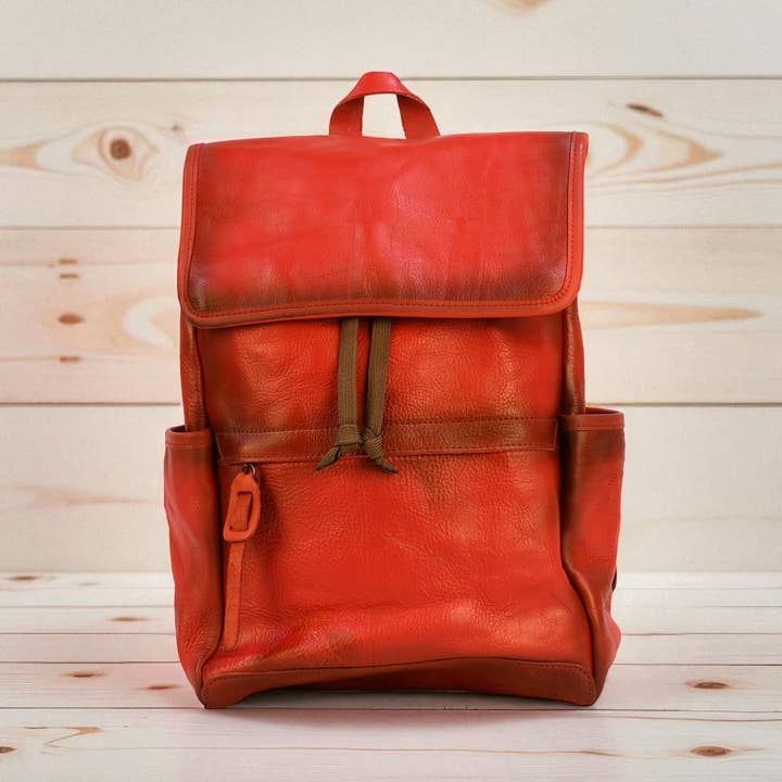 Sac à dos en cuir bovin - Rouge pour la vente par Misty Mountain Gaming