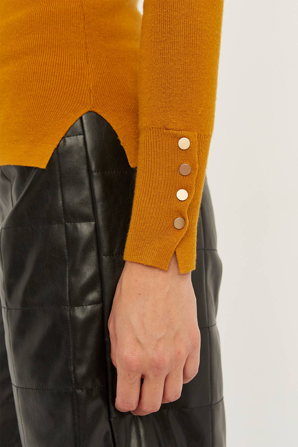 MOUTARDE CT8161 - Haut en tricot Megan avec bouton-pression sur les manches en vente sur Faire2