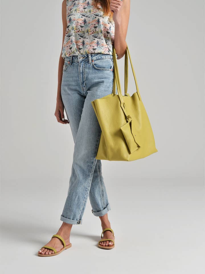 Grand sac fourre-tout en cuir Althaia vert citron pour la vente par ANA KOUTSI