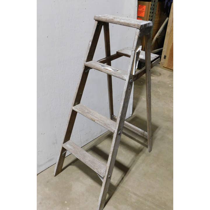 Escalera de Madera Vintage-#50-Gran Exhibición-18x30Dx45H pulgadas para venta al por mayor de My Amigos Imports