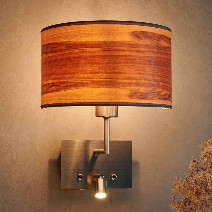 Candeeiro de parede de cetim de nogueira Cortexa com luz de leitura por atacado de LeuchtNatur GmbH