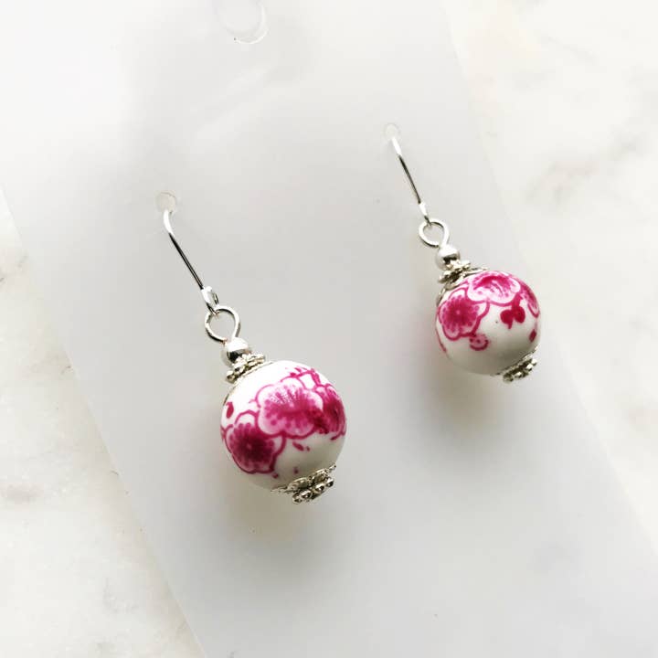 Carmen Miller Jewellery – wholesale Hängande örhängen – Vintage rosa porslin pärlor örhängen2