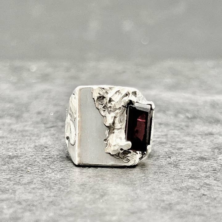 Red garnet signet ring pour la vente par Black Rock Jewel