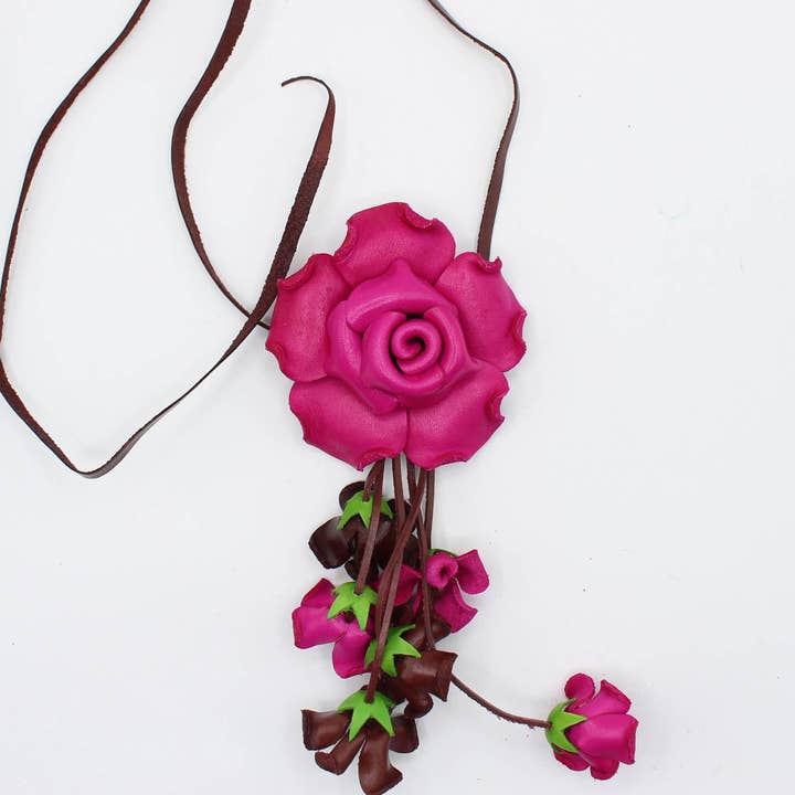 Bandeau de chapeau avec une rose en cuir faite à la main. pour la vente par Sunflower Handmade leather inc