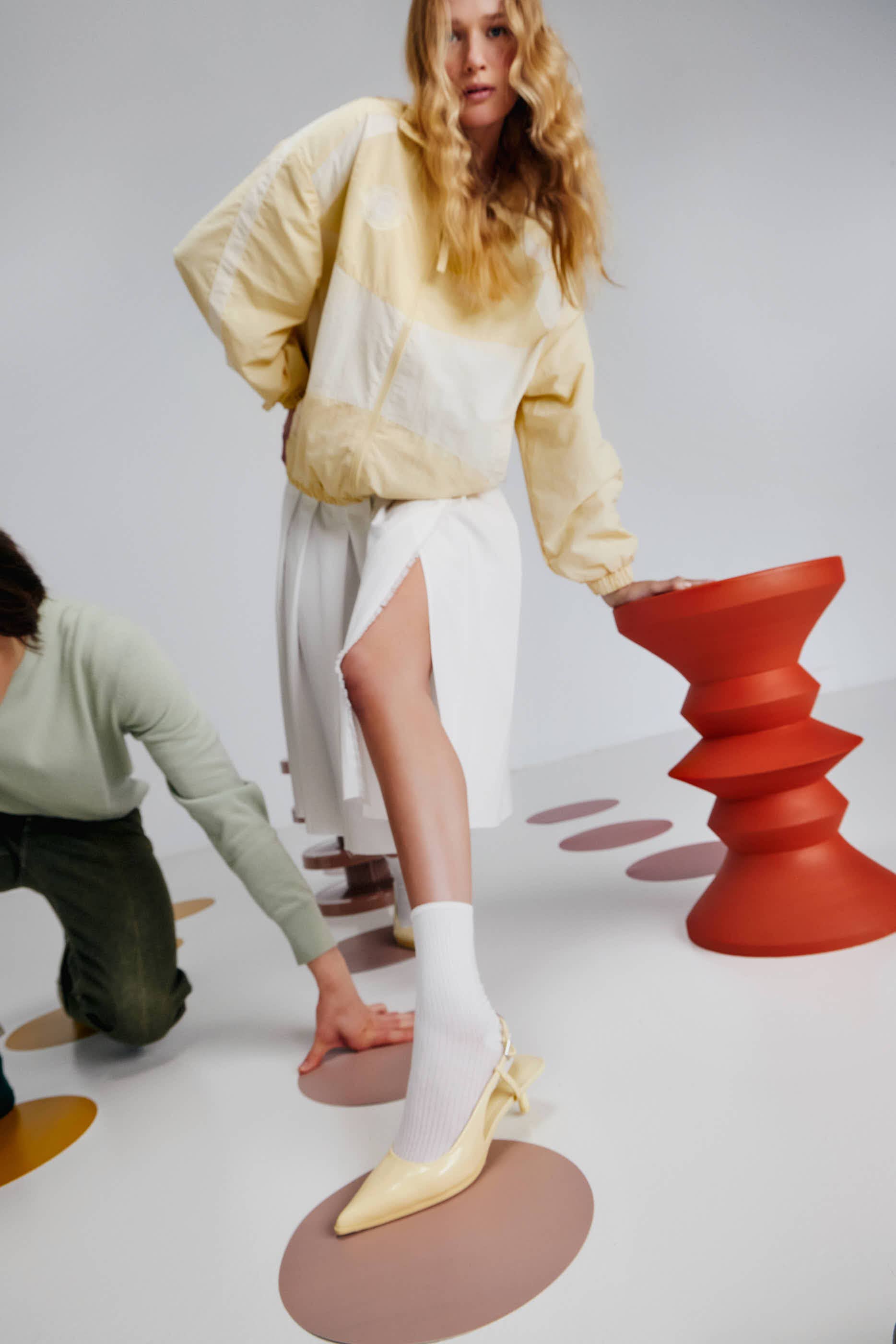 Kodu - Vendita all'ingrosso Tavolini - Tavolino ausiliario in ferro color arancione 36x36x55cm4