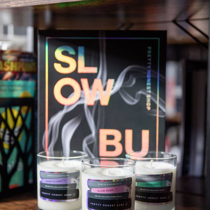 Collezione di Candele Slow Burn Book per la vendita all'ingrosso da parte di Pretty Honest Candles