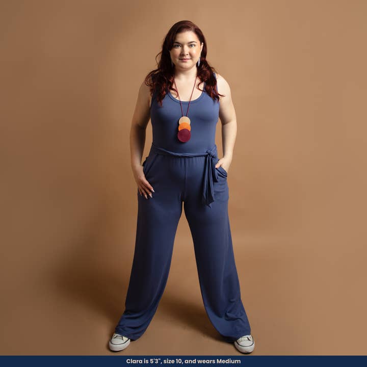 Marcela - Mouwloze Tank Jumpsuit met Riem voor wholesale door Dress Cozy Loungewear Corporation