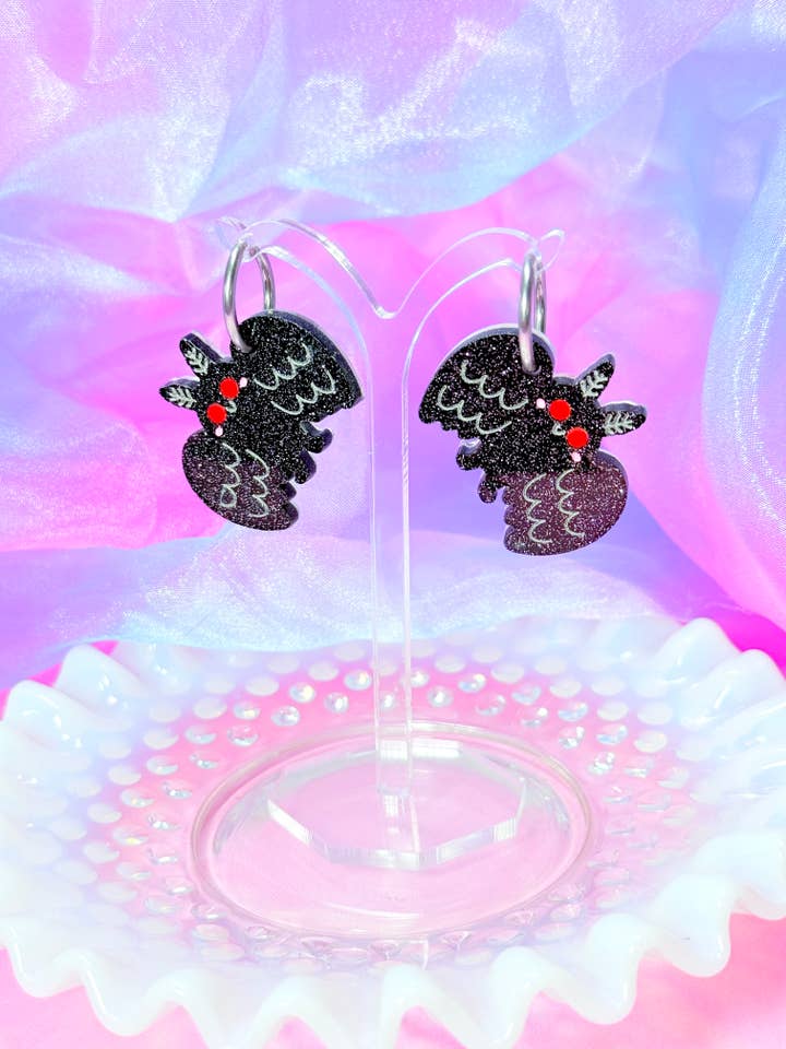 Boucles d'oreilles acryliques Mothman Cutie pour la vente par Smiley Moon Studio