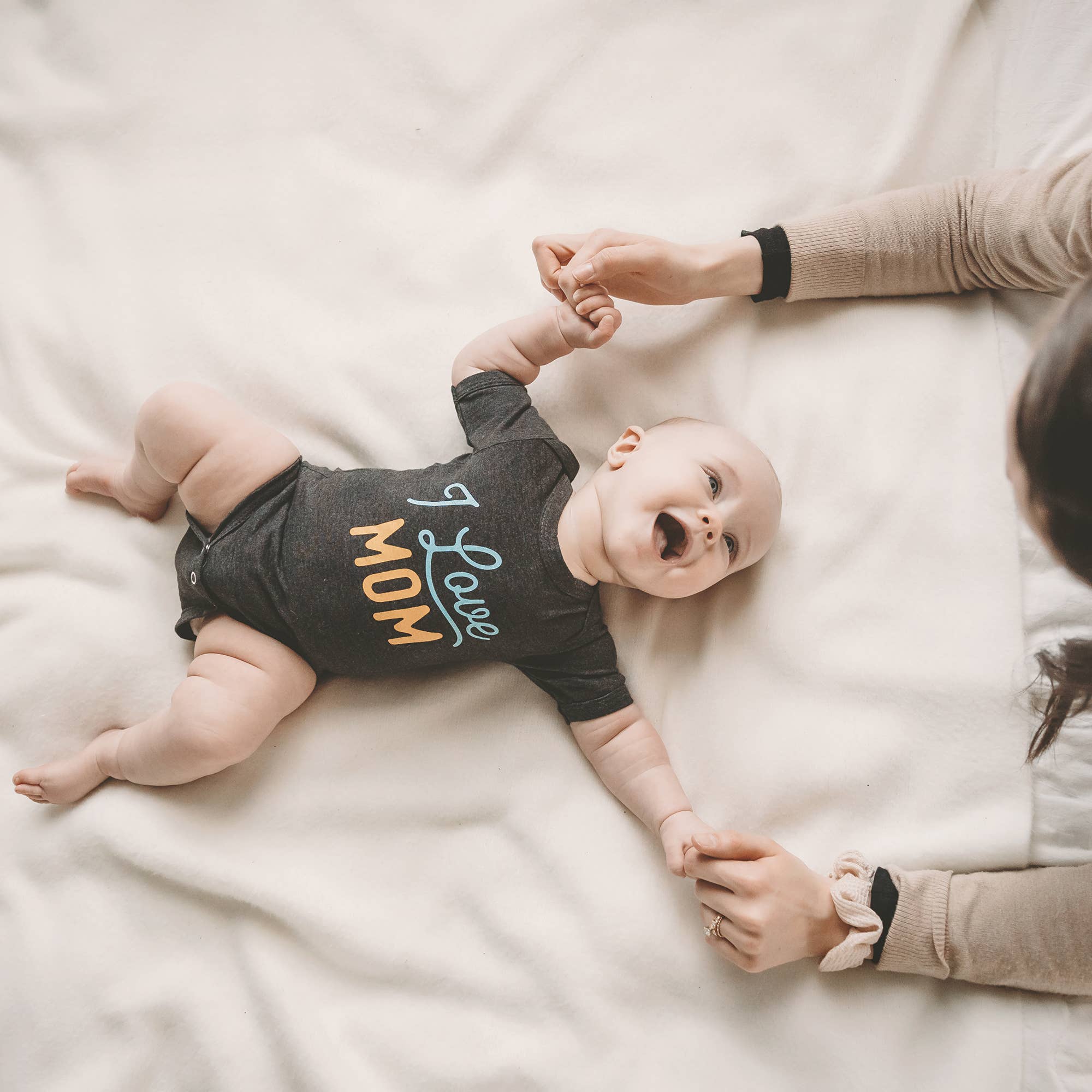 Sweetpea and Co. – Engroshandel Bodysuit - Baby – I Love Mom baby onesie, mors dag gave, babytøj6