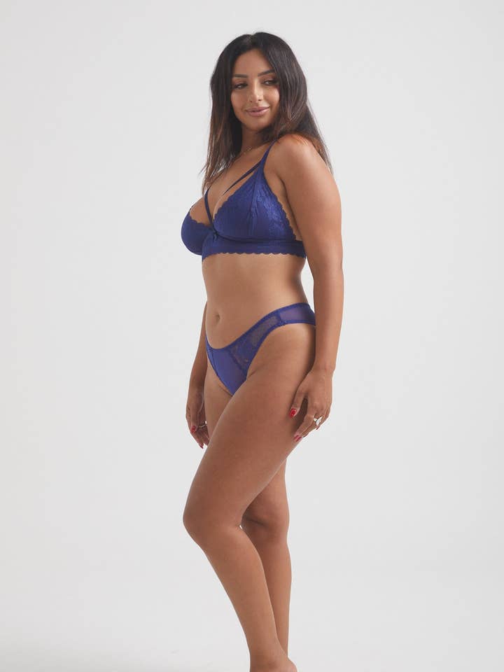 Bralette Kristy - Bleu magnétique pour la vente par Wisteria and Willow