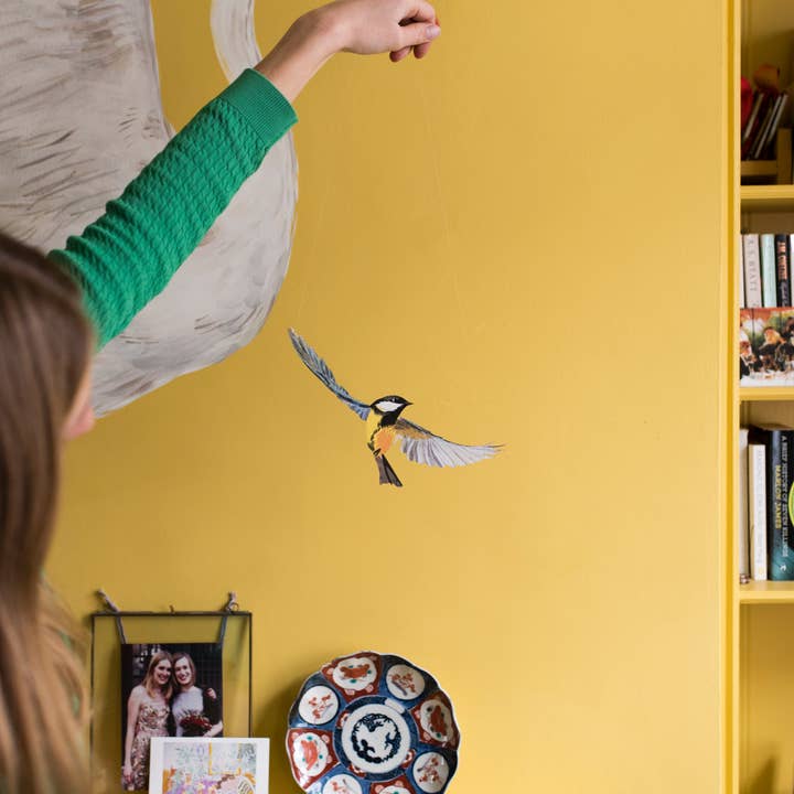 Art décoratif d'oiseau Mésange charbonnière | Décoration suspendue d'oiseau pour la vente par Kate Slater