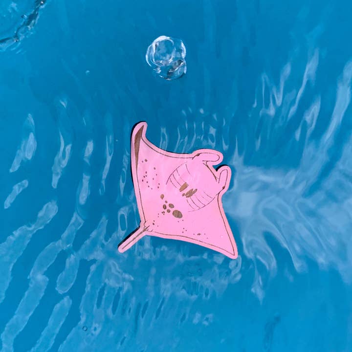 Fin Pin Shop - Wholesale Lapel Pin/Button - Pink Manta Ray Inspector Clouseau Eco-friendly Wood Pin