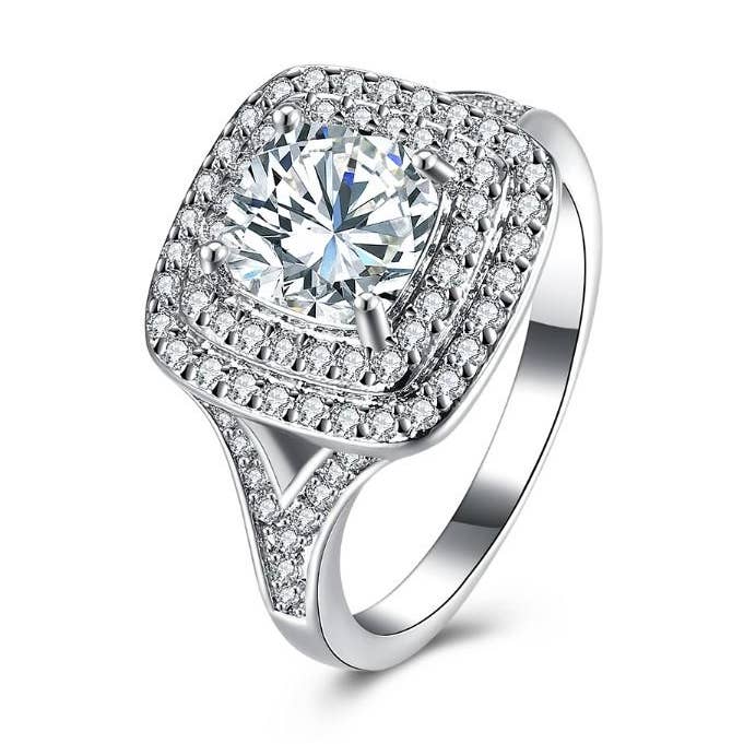 2,50 ct Kissen Doppel-Halo Quadratischer Verlobungsring für den Großhandel von Golden NYC Jewelry