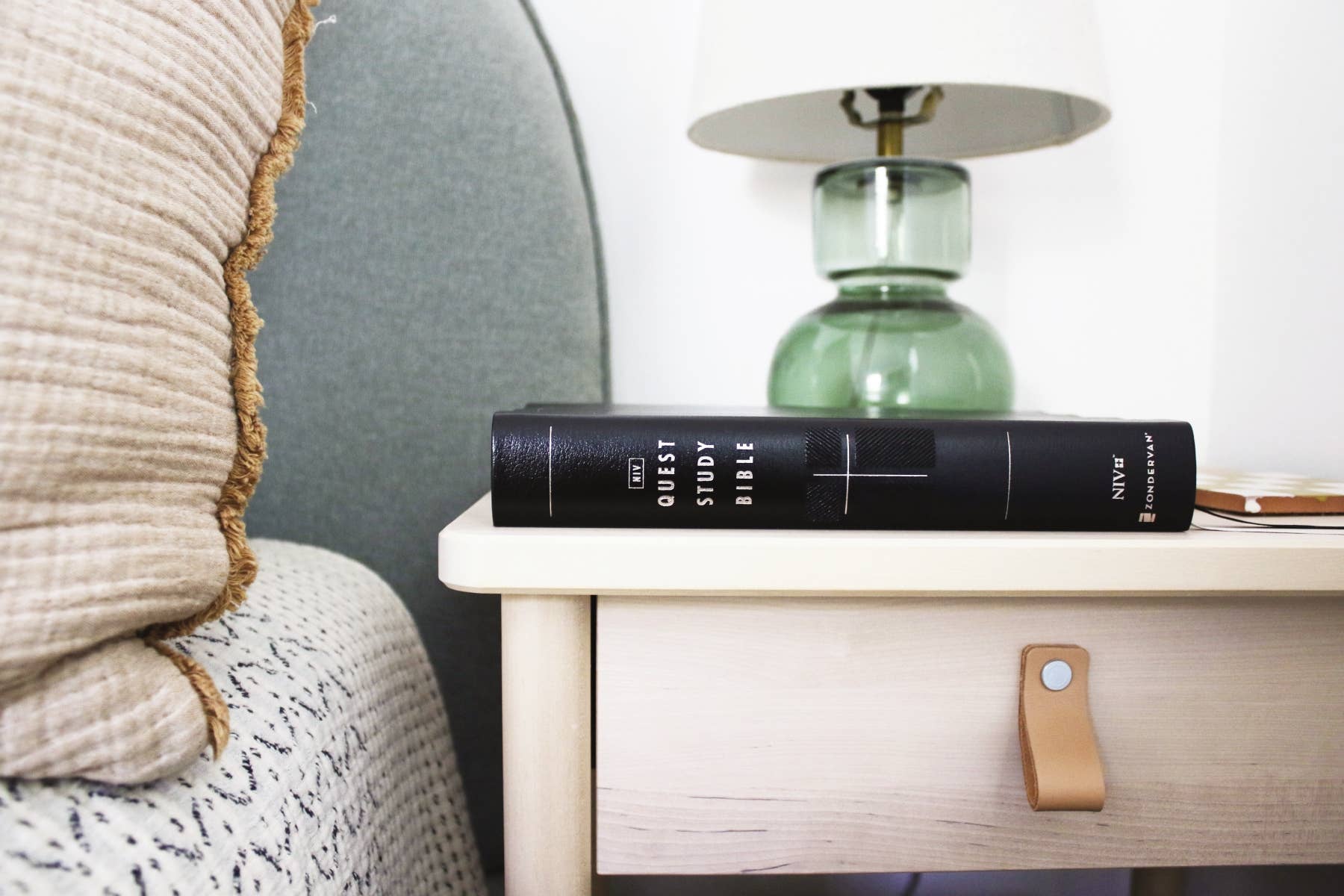 HarperCollins Christian Publishing - Wholesale Reference - NIV Quest Study Bible, Large Print, Bonded Leather, Black3