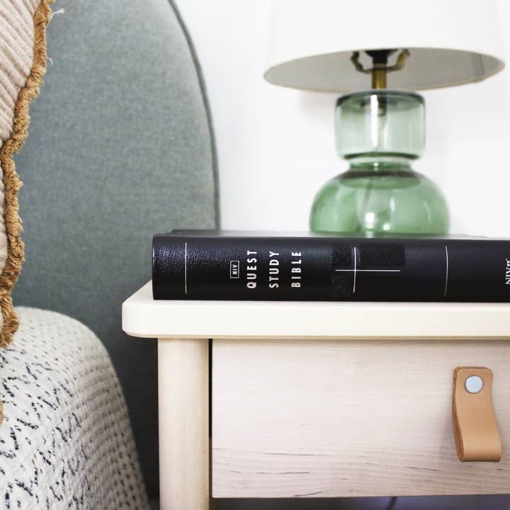 HarperCollins Christian Publishing - Wholesale Reference - NIV Quest Study Bible, Large Print, Bonded Leather, Black3