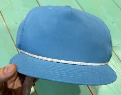 Vibes Hat Company – Großhandel Flat Brim Cap – Unisex – Vibes Retro Seilhut — Blau | Hutbügel | Blanko-Kappen4