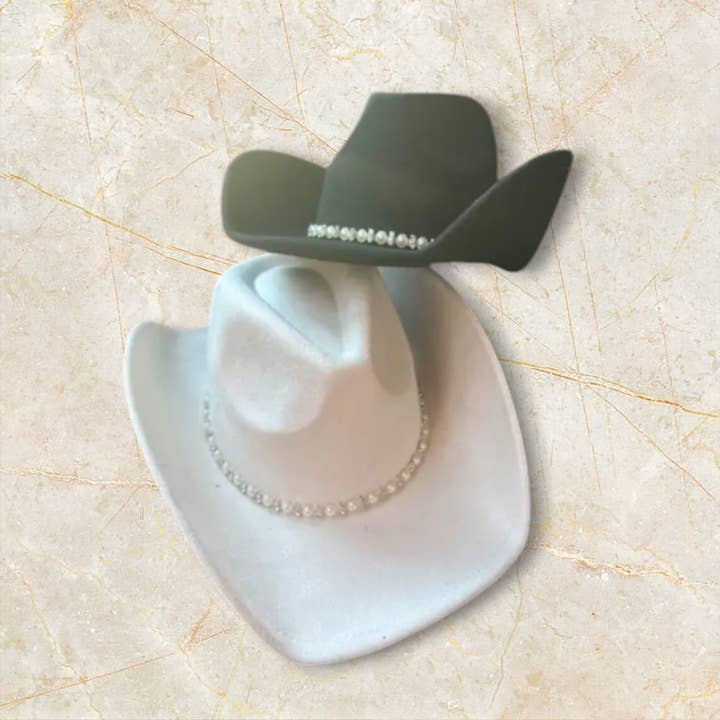 Chapeau de cowboy en daim végétalien avec garniture de perles et strass pour la vente par Bella Betty