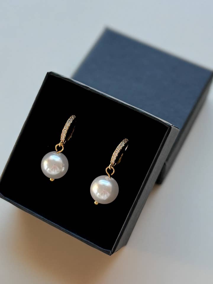 Brincos de Pérola Dourados 18K + Embalagem por atacado de Ostella