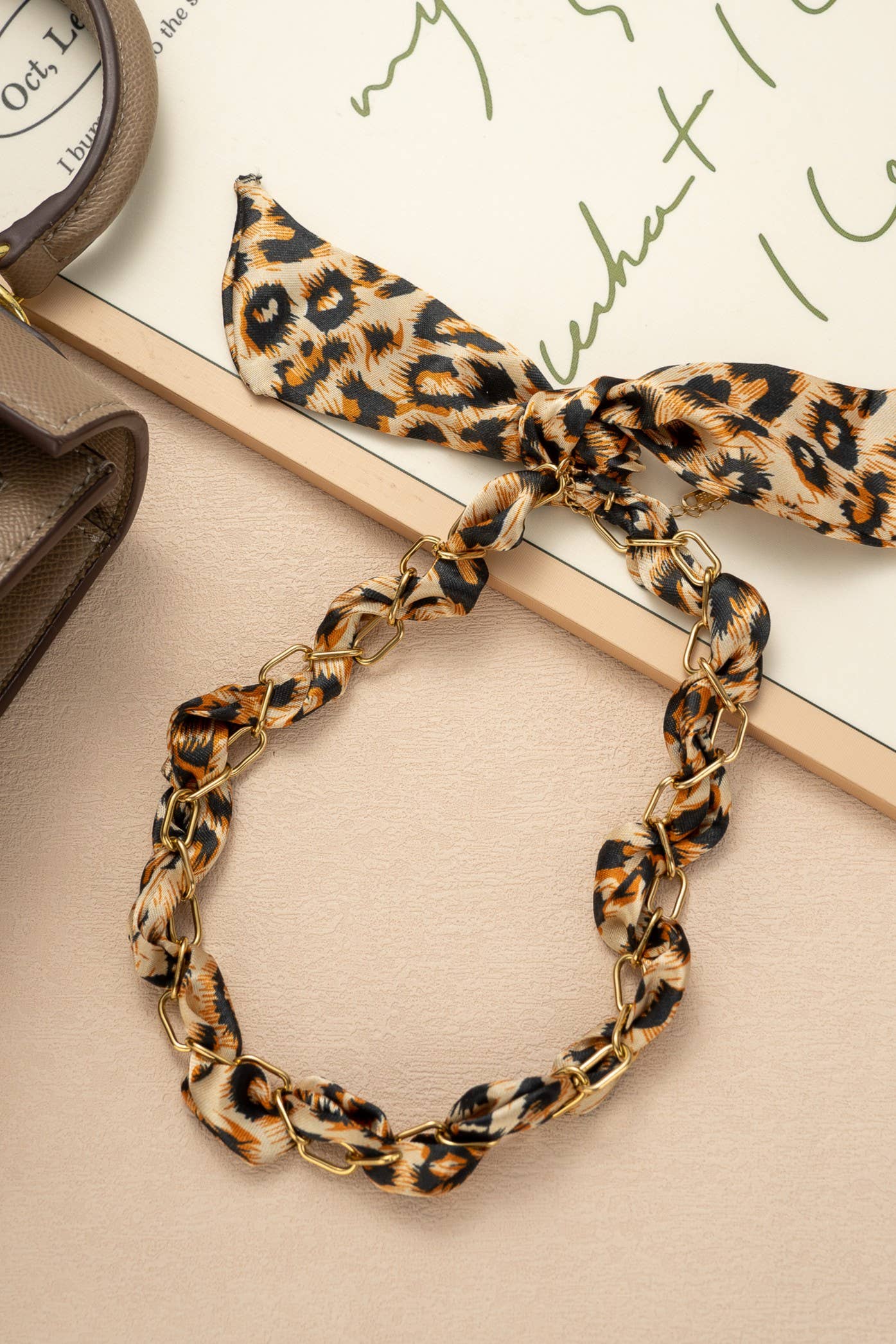 COSMOS - Vente Collier maille et chaîne - Collier entrelacé maille et tissu léopard personnalisable 0